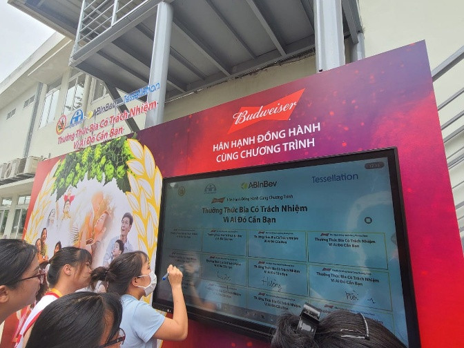 Các nhân viên công ty TNHH Tessellation tham gia cam kết kí tên Thưởng thức có trách nhiệm vì ai đó cần bạn