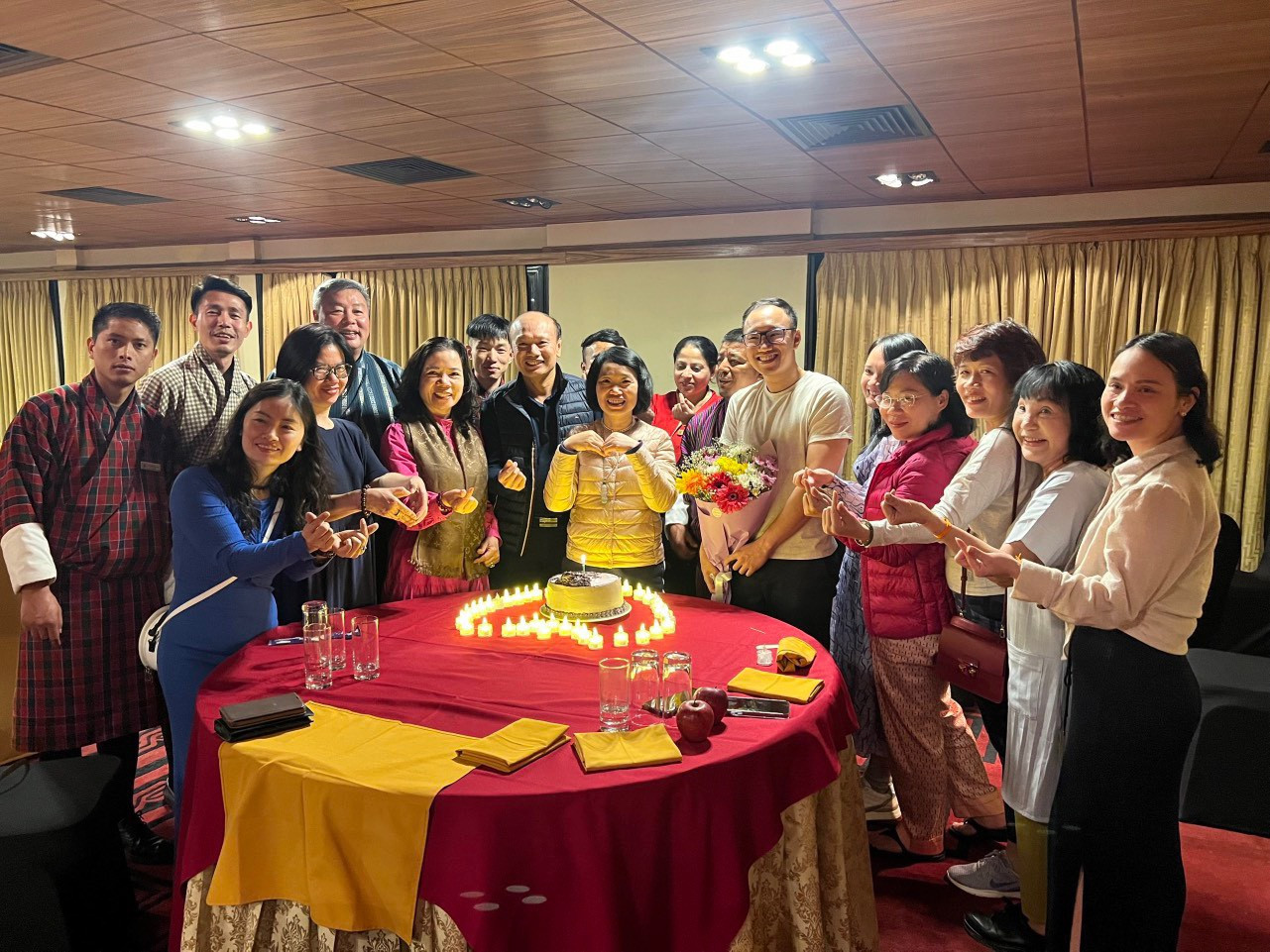 Sau cuộc chinh phục ngoạn mục Tiger's Nest, cả đoàn chúng tôi dường như trở nên thân thiết hơn trong bữa tiệc gala dinner giao lưu vào buổi tối với những tiết mục văn nghệ của các nghệ sĩ Bhutan cùng màn thổi nến chúc mừng sinh nhật bạn đồng hành đã mang lại cho mọi người cảm giác thật ấm cúng giữa tiết trời se lạnh của Paro.