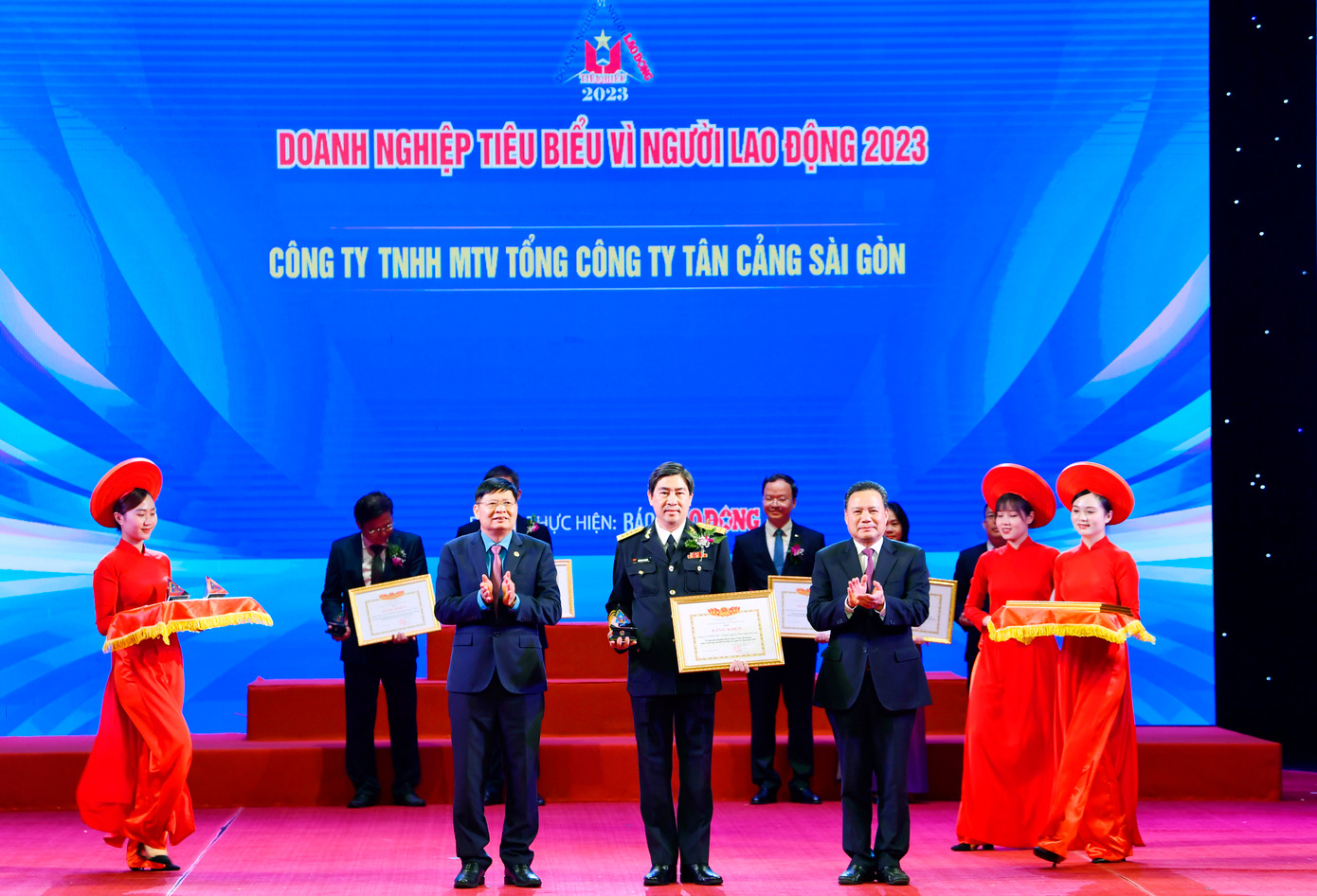 Đại tá Ngô Minh Thuấn, Tổng Giám đốc Tổng công ty Tân cảng Sài Gòn nhận thưởng vinh danh Đại tá Ngô Minh Thuấn, Tổng Giám đốc Tổng công ty Tân cảng Sài Gòn nhận thưởng vinh danh