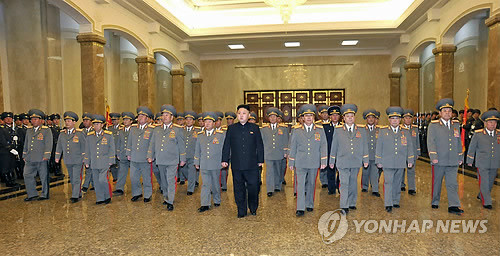 Nhà lãnh đạo Kim Jong Un cùng các quan chức quân đội Triều Tiên có mặt tại cung điện Kumsusan vào sáng nay (15/4)