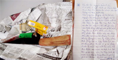 Con dao tang vật và bức thư Tuấn chuẩn bị sẵn trước khi gây án.