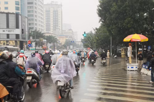 Giờ cao điểm buổi sáng trong ngày đầu làm việc với các nữ CSGT đã thành công tốt đẹp. Ảnh: Tuấn Nguyễn.