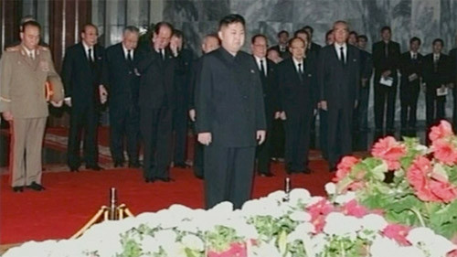 Đại tướng Kim Jong Un cùng phái đoàn các quan chức cao cấp của CHDCND Triều Tiên viếng cha mình - cố chủ tịch Kim Jong Il - Ảnh: Reuters