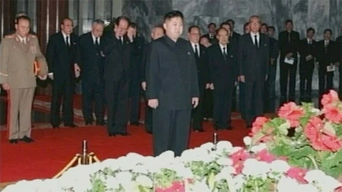 Đại tướng Kim Jong Un cùng phái đoàn các quan chức cao cấp của CHDCND Triều Tiên viếng cha mình - cố chủ tịch Kim Jong Il - Ảnh: Reuters
