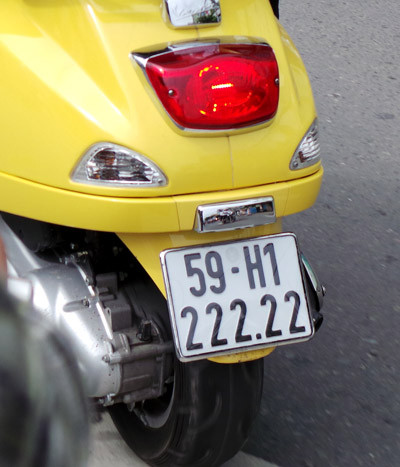 Chiếc xe Vespa màu vàng mang BKS: 59H1 – 222.22 trên đường Cộng Hòa sáng 22/6