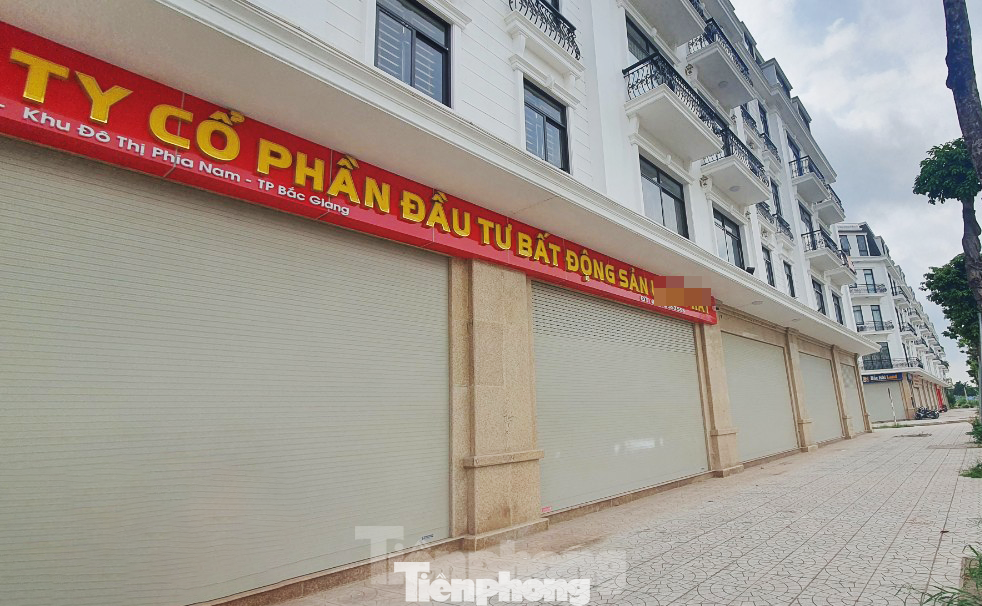 Nhiều văn phòng nhà đất cửa đóng then cài.