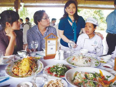 Thực khách ăn để nghiệm thu thực đơn dinh dưỡng hợp lý do Trung tâm dinh dưỡng tổ chức ngày 25-11. Ảnh: L.N