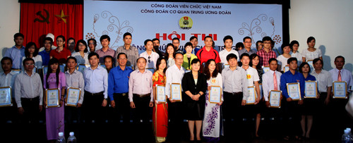 Các đại biểu chụp ảnh lưu niệm với đại diện các ban, đơn vị dự thi