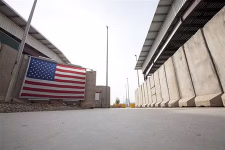 Cờ Mỹ treo ở lối vào khu ăn uống trong sứ quán Mỹ tại Vùng Xanh, Baghdad, Iraq.