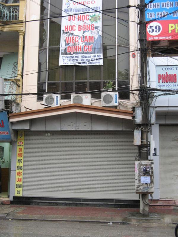 Trụ sở VINECO cửa đóng then cài (ảnh chụp lúc 18h30, ngày 5/7)