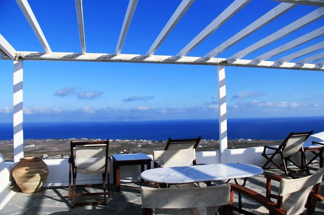 Khi mặt trời lên cao, cả hòn đảo chìm trong một màu xanh mê hoặc của Địa Trung Hải