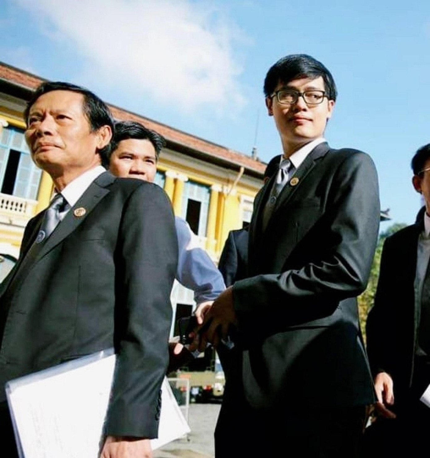 Luật sư Phan Trung Hoài (trước) và con trai là luật sư Phan Minh Hoàng (sau) sẽ cùng bào chữa cho bà Trương Mỹ Lan. Ảnh: Tân Châu.