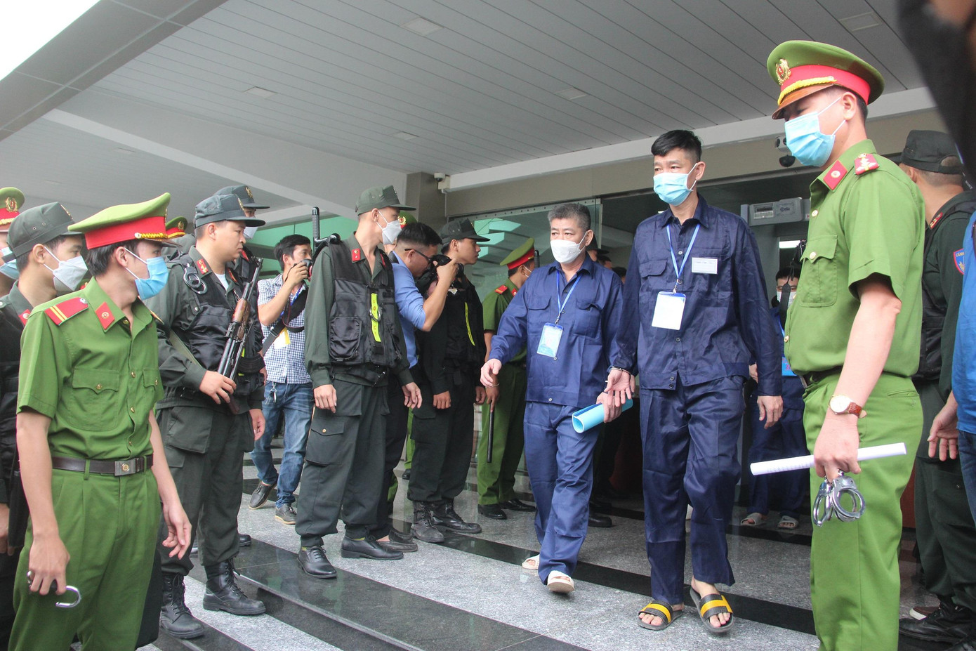 Dẫn giải các bị cáo đến tòa. Dẫn giải các bị cáo đến tòa.