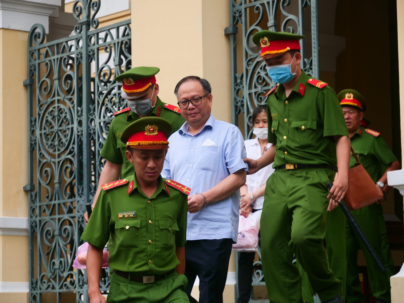 Cảnh sát dẫn giải ông Tất Thành Cang về trại tạm giam sau ngày xét xử. Cảnh sát dẫn giải ông Tất Thành Cang về trại tạm giam sau ngày xét xử.
