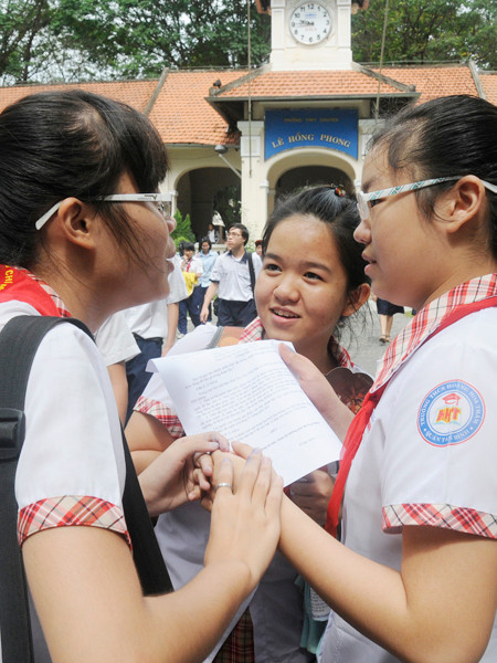 Thí sinh sau buổi thi môn văn tại hội đồng thi Trường THPT Maricurie Ảnh: Quang Phương