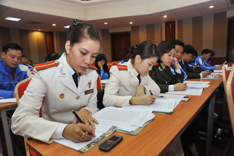 Các đại biểu tại trung tâm thảo luận số 6