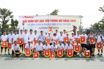 Các đội chơi và ban tổ chức chụp ảnh lưu niệm. Ảnh: Xuân Tùng