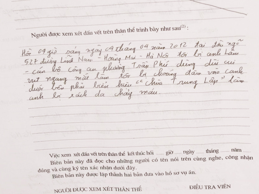 Ông Dương Văn Bắc với vết thương trên trán và bản tường trình. Ảnh: Tuấn Nguyễn