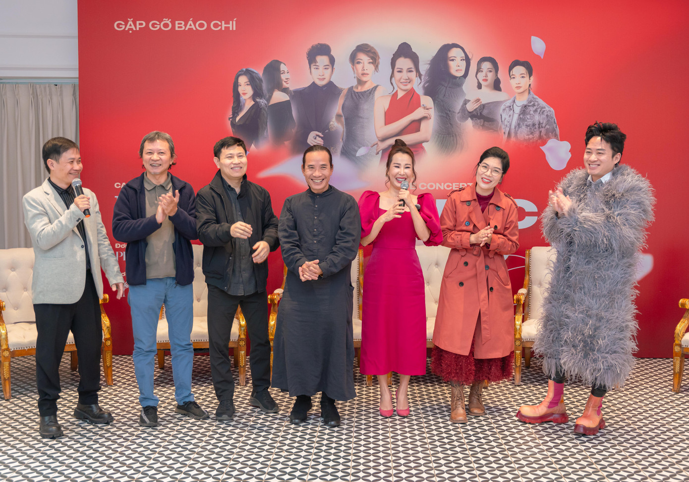 Nhạc sĩ Giáng Son và một phần của ê-kíp thực hiện Giấc mơ Sol. Ảnh: NVCC