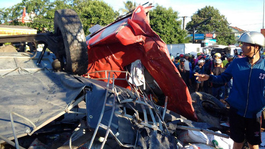 Hiện trường thảm khốc vụ xe khách đấu đầu xe tải, 10 người chết ảnh 9