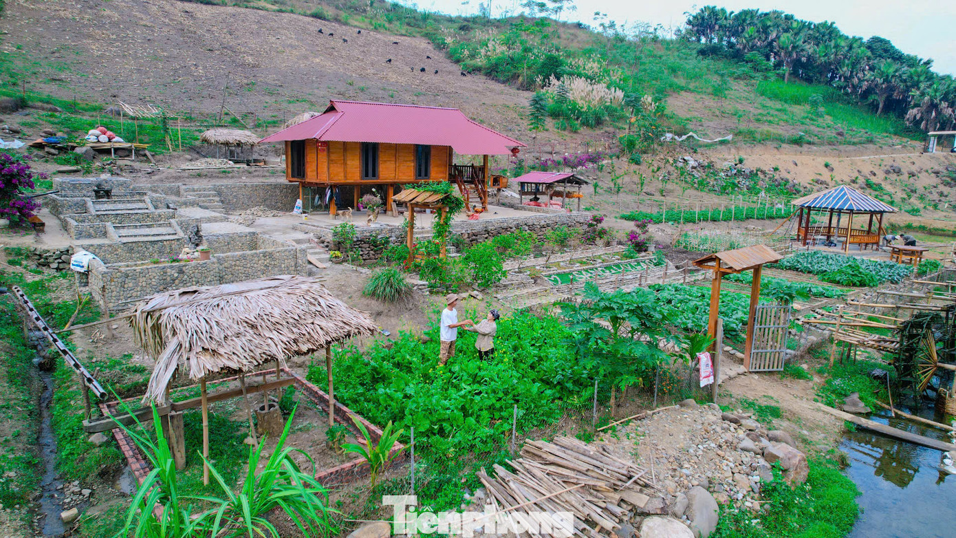 Đến thăm khu vườn rộng 1 héc ta của Hà Văn Sáng, vừa bước vào cổng, chúng tôi được chiêm ngưỡng không gian đẹp lung linh. Cùng vợ chăm sóc vườn rau xanh trước nhà, Hà Văn Sáng chia sẻ, năm 2014, sau khi tốt nghiệp cấp 3, Sáng viết đơn tình nguyện nhập ngũ. Sau khi hoàn thành nghĩa vụ quân sự, Sáng vào làm công nhân tại nhà máy ở tỉnh Hưng Yên, với mức lương 7-8 triệu đồng/tháng.