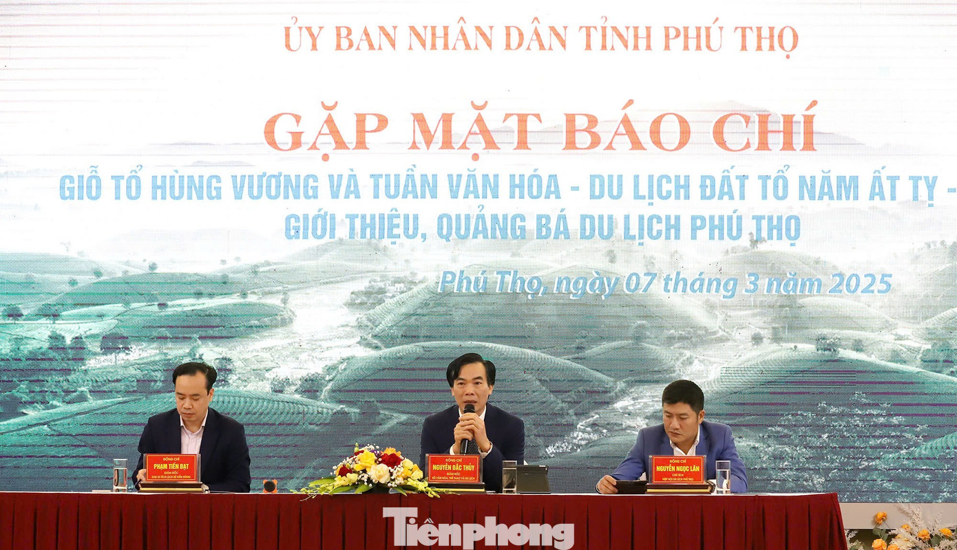 Lãnh đạo UBND tỉnh, Sở Văn hóa, Thể thao và Du lịch Phú Thọ trả lời câu hỏi các cơ quan báo chí. Lãnh đạo UBND tỉnh, Sở Văn hóa, Thể thao và Du lịch Phú Thọ trả lời câu hỏi các cơ quan báo chí.