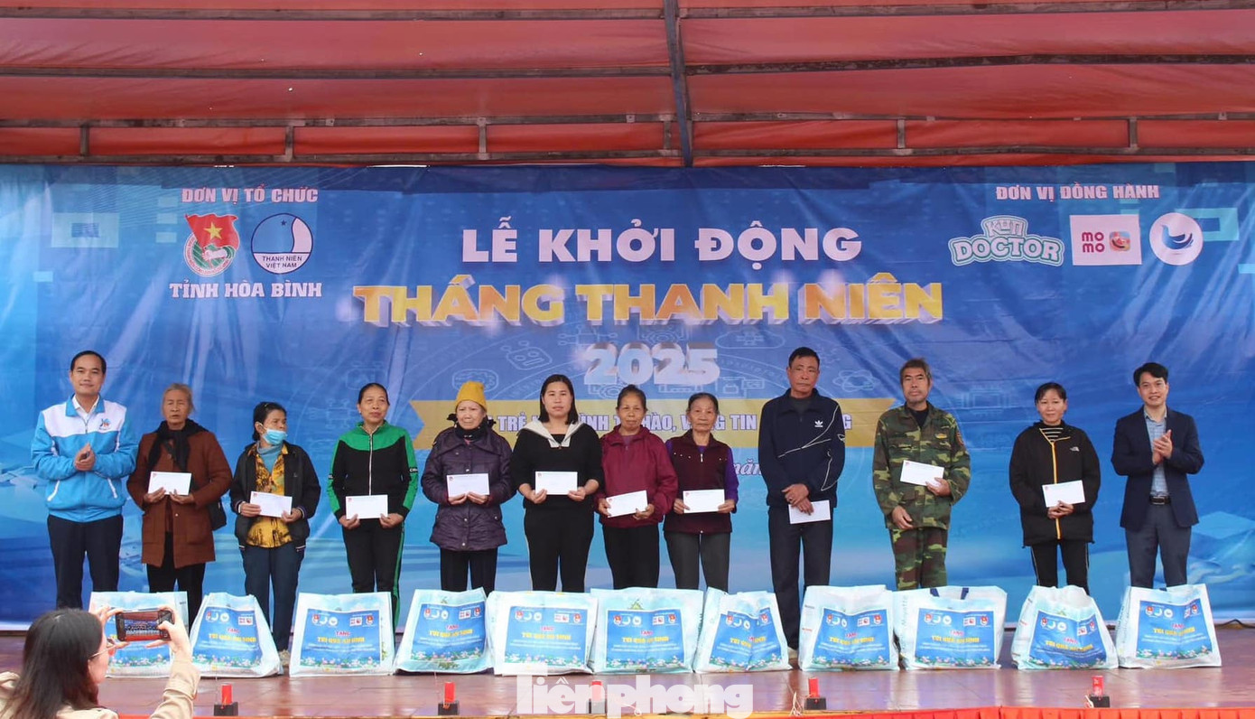 Tỉnh Đoàn Hòa Bình và nhà tài trợ trao quà đến các hộ nghèo.