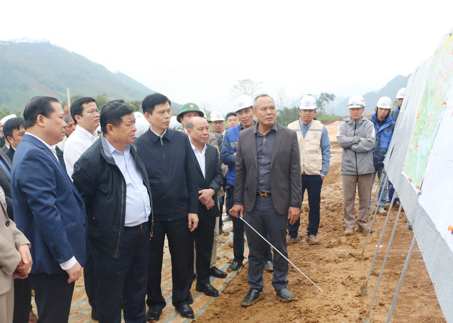 Phó Thủ tướng Nguyễn Chí Dũng kiểm tra dự án.