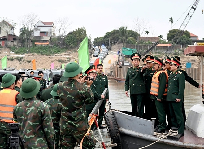 Đại tướng Phan Văn Giang kiểm tra, động viên chiến sĩ đang thực hiện nhiệm vụ tại cầu phao Phong Châu. Ảnh: Ngô Việt Trung