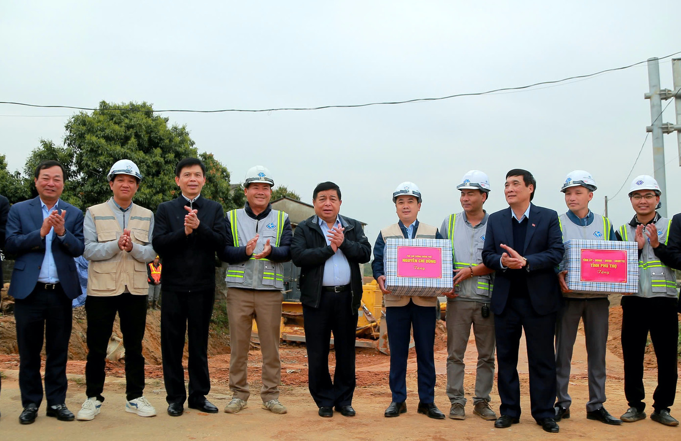 Phó Thủ tướng Chính phủ Nguyễn Chí Dũng tặng quà cán bộ, công nhân thi công dự án tuyến đường nối cao tốc Nội Bài - Lào Cai với cao tốc Tuyên Quang - Phú Thọ.