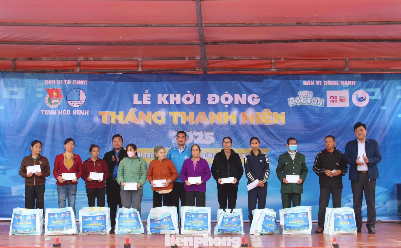 Tỉnh Đoàn Hòa Bình và nhà tài trợ trao quà đến các hộ nghèo.