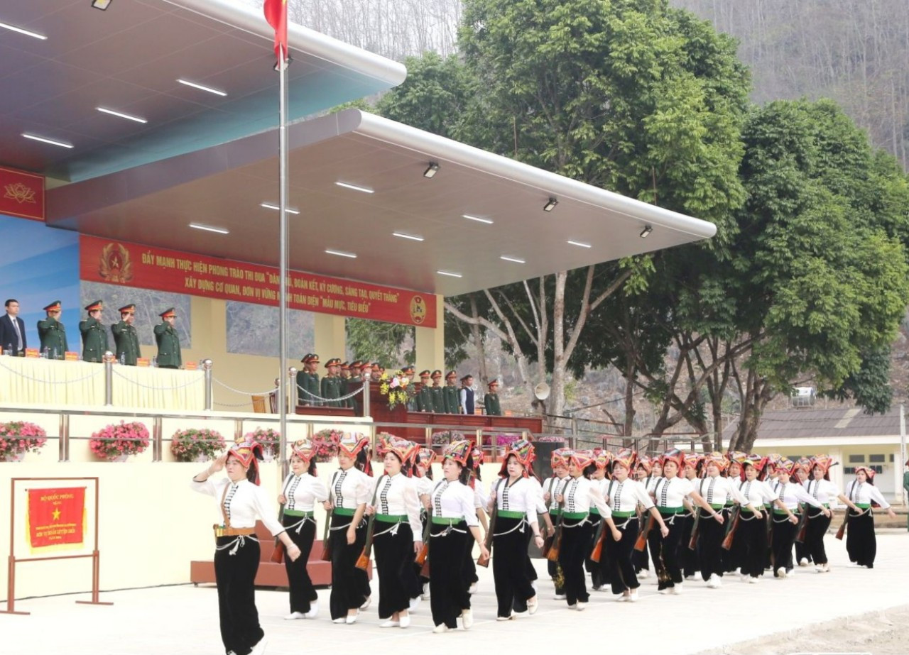 Khối nữ dân quân Sơn La diễu hành tại lễ ra quân huấn luyện. Khối nữ dân quân Sơn La diễu hành tại lễ ra quân huấn luyện.