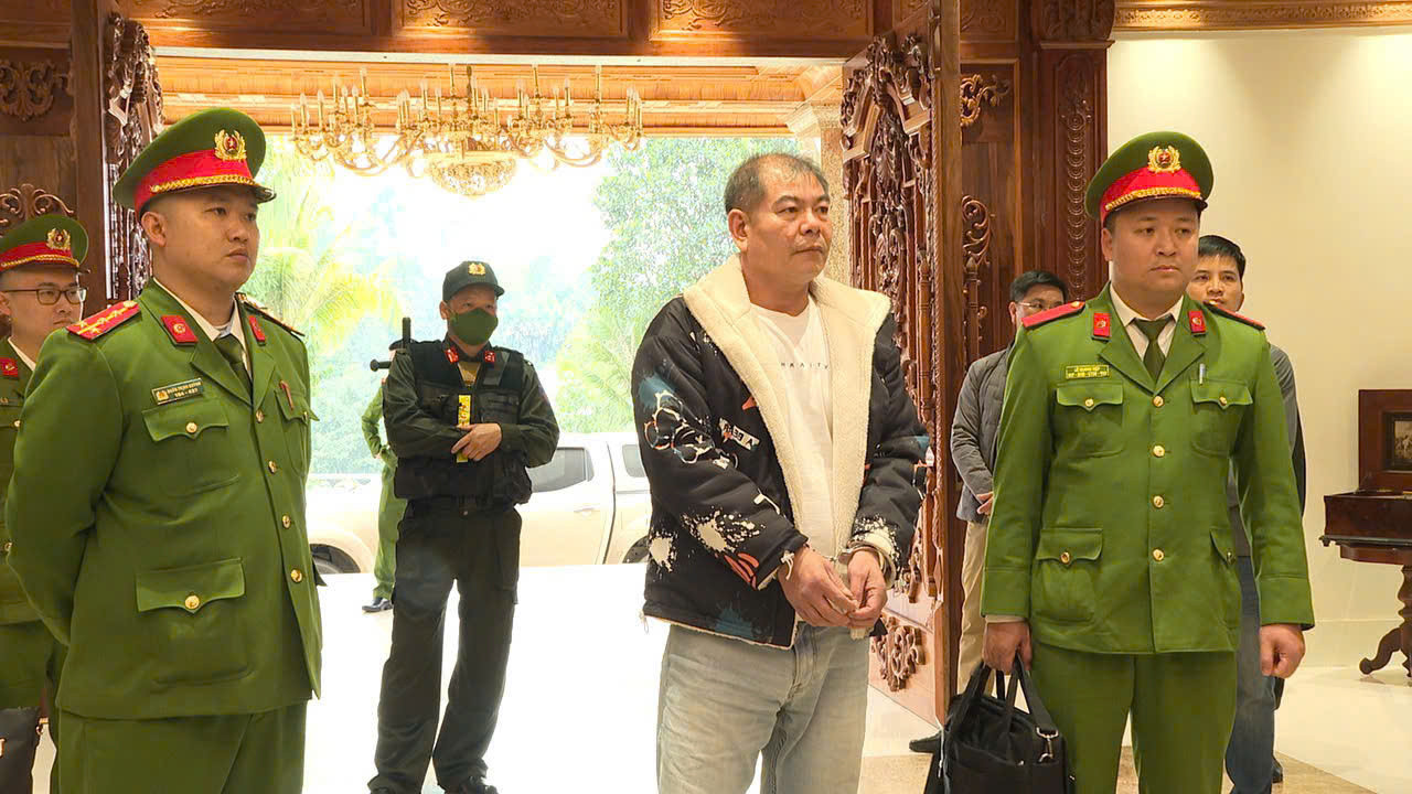 Đối tượng "Tuấn Trắng" nghe lệnh bắt của Cơ quan Cảnh sát điều tra. Đối tượng "Tuấn Trắng" nghe lệnh bắt của Cơ quan Cảnh sát điều tra.