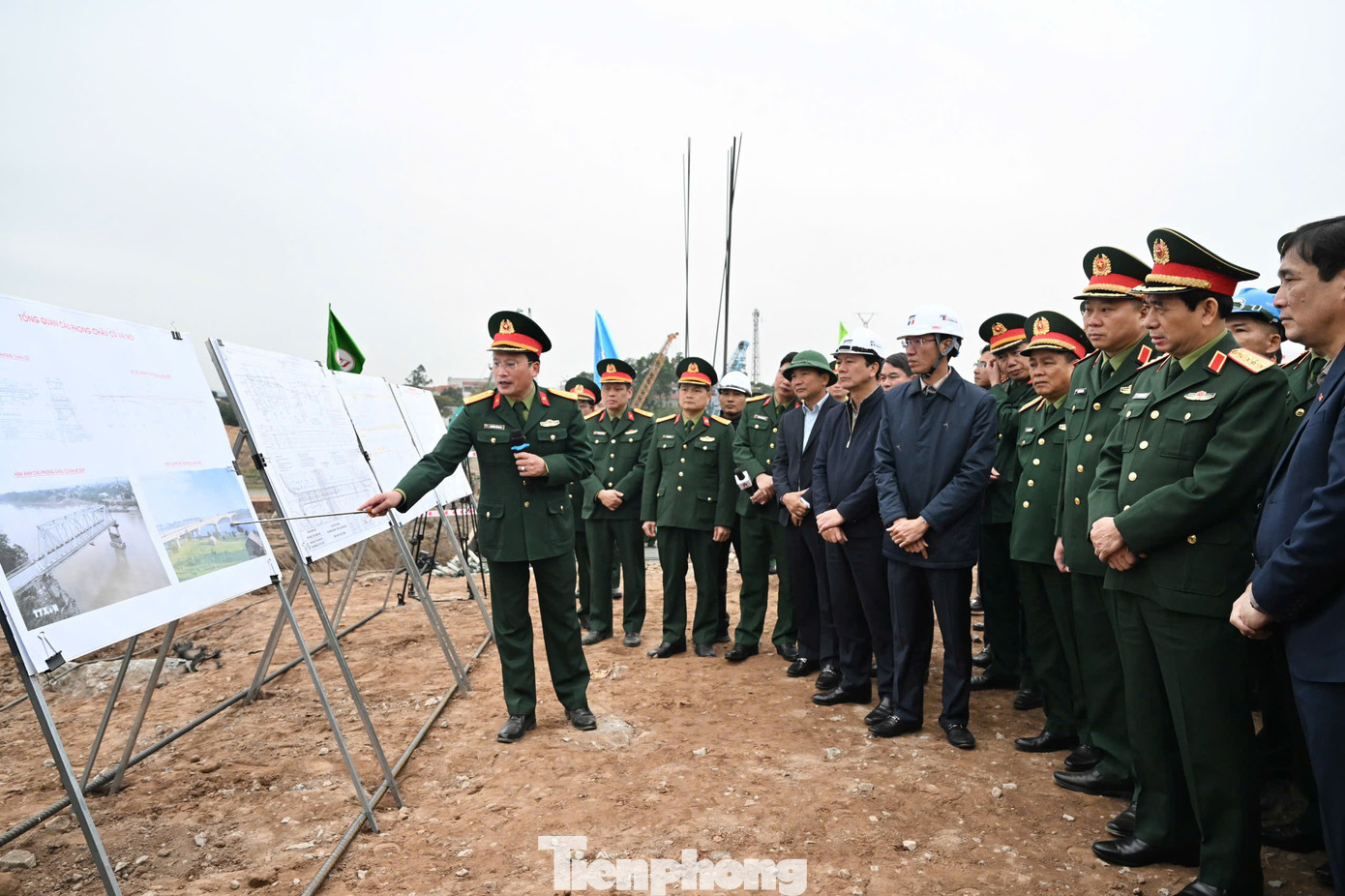 Đại tướng Phan Văn Giang nghe đơn vị báo cáo kết quả tiến độ thi công cầu Phong Châu mới. Ảnh: Ngô Việt Trung