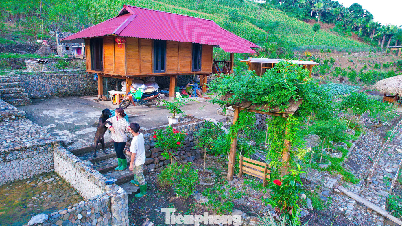 Để duy trì kênh, Sáng liên tục thay đổi ý tưởng, bối cảnh, đạo cụ đến ghi hình, dựng video. Sáng quyết tâm thực hiện liên tục để ít nhất ba ngày có video đăng, vì nếu không có video liên tục, người theo dõi kênh sẽ giảm. Các bối cảnh của video không cần đầu tư công phu, để thể hiện sự mộc mạc, phù hợp với nội dung cần truyền tải. Các video đăng lên YouTube cũng giúp Sáng có thêm thu nhập.