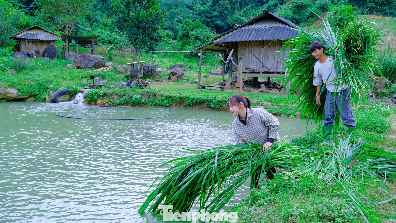 Để quảng bá những sản phẩm làm ra, Sáng đã học hỏi, xây dựng hai kênh YouTube có hơn 100.000 người theo dõi. Trước nhu cầu trải nghiệm của du khách về không gian tại các làng quê, phong cảnh yên bình và con người bình dị, anh thử nghiệm làm các nội dung về hoạt động thường ngày, như hái măng rừng, bắt cá suối, ốc suối, làm nương, làm ruộng…