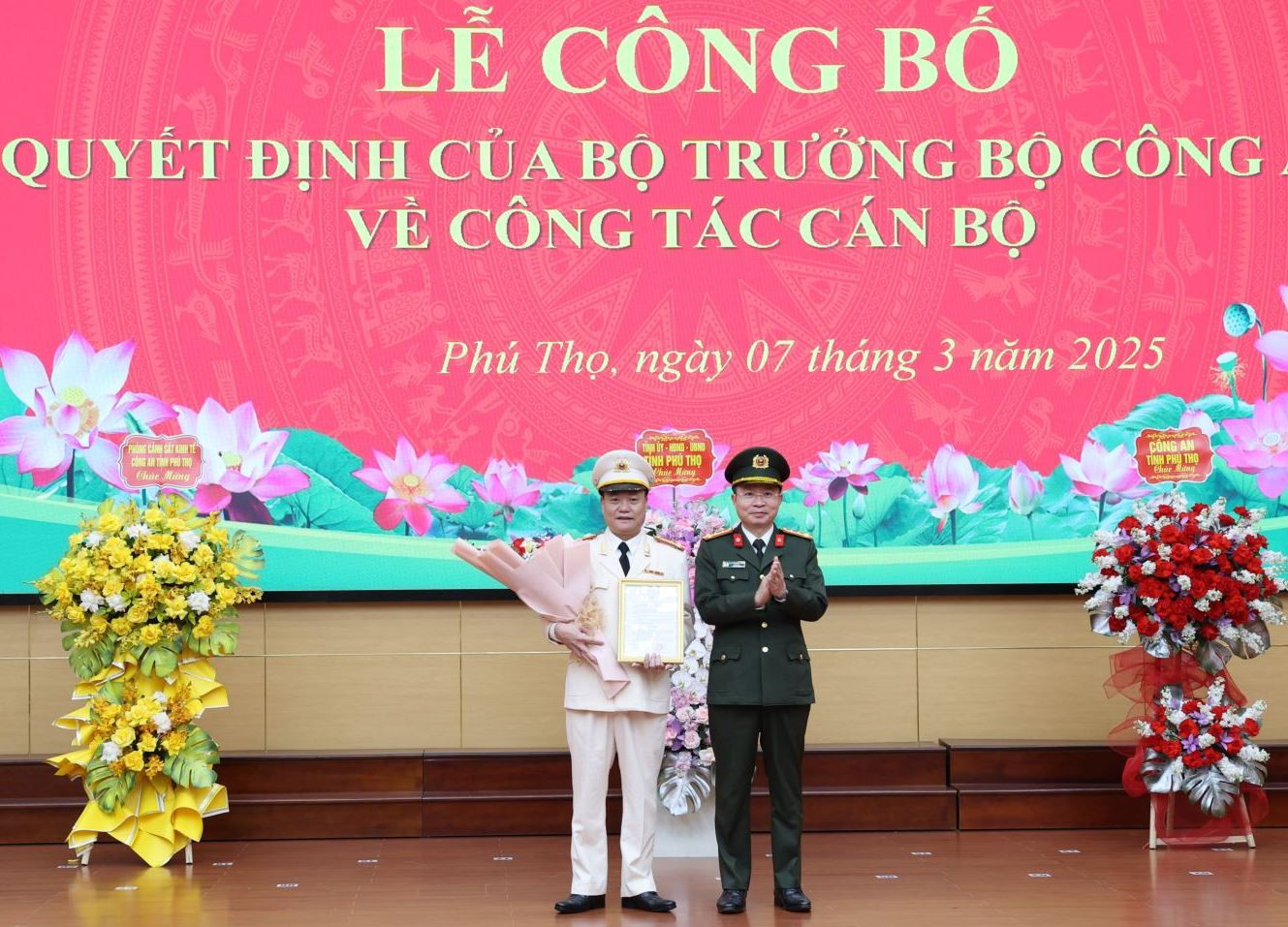 Đại tá Nguyễn Minh Tuấn trao quyết định bổ nhiệm Thượng tá Bùi Quang Khoa giữ chức vụ Phó Giám đốc Công an tỉnh Phú Thọ.