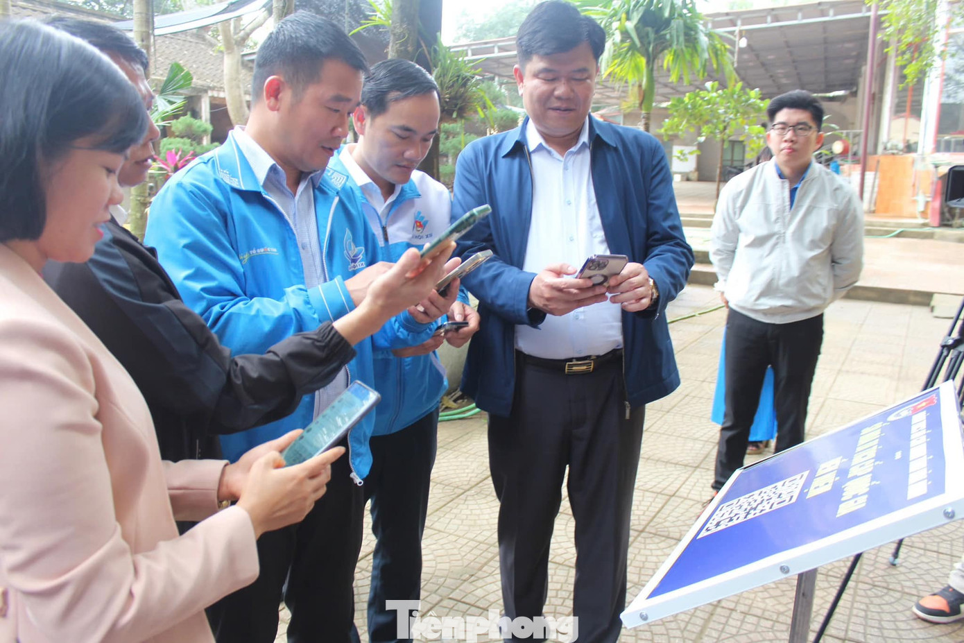 Tỉnh Đoàn gắn biển Công trình thanh niên gắn mã QR di tích lịch sử cho đền Niệm ở thôn Chùa, xã Phú Thành.