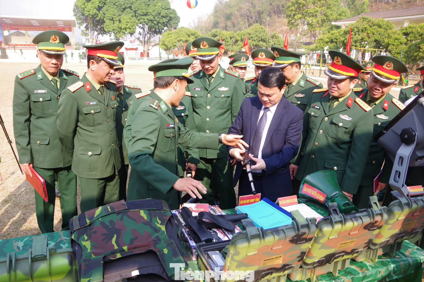 Ông Đặng Ngọc Hậu - Phó Chủ tịch UBND tỉnh Sơn La, tham quan các gian trưng bày vũ khí tại lễ ra quân huấn luyện. Ông Đặng Ngọc Hậu - Phó Chủ tịch UBND tỉnh Sơn La, tham quan các gian trưng bày vũ khí tại lễ ra quân huấn luyện.