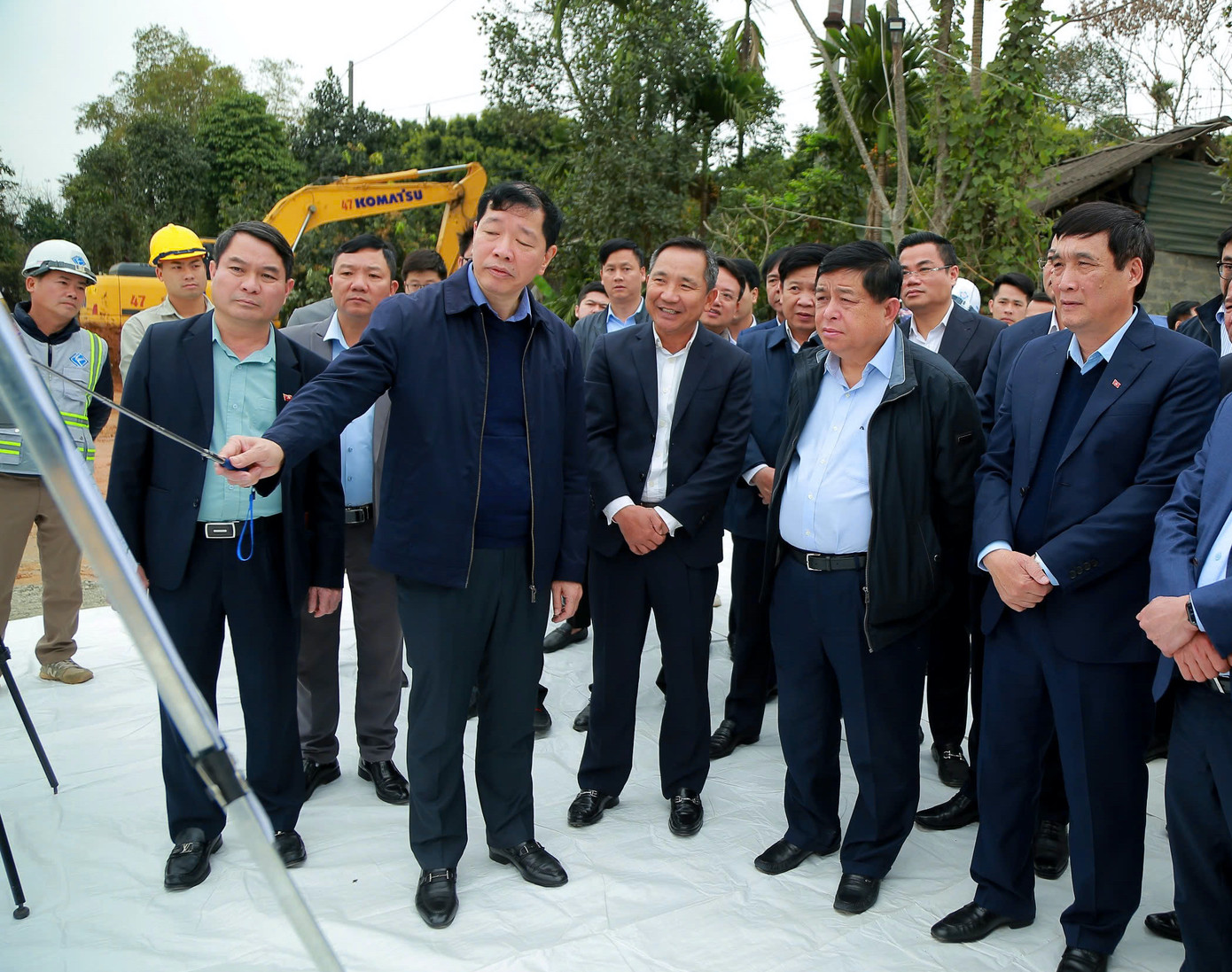 Phó Thủ tướng Chính phủ kiểm tra thực địa tại dự án đầu tư tuyến đường nối cao tốc Nội Bài - Lào Cai với cao tốc Tuyên Quang - Phú Thọ.