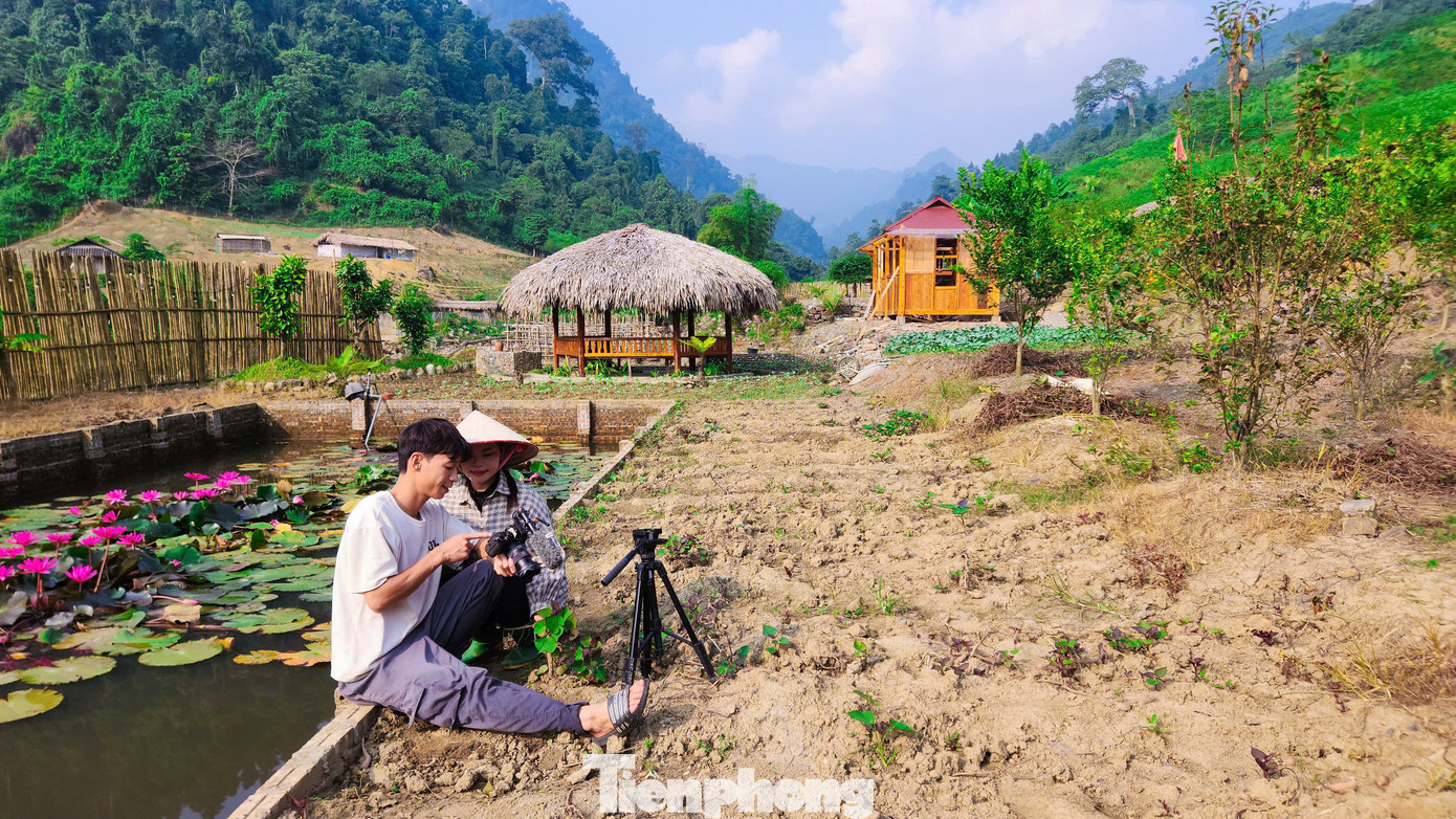 “Tôi khởi nghiệp với nguồn vốn ít ỏi. Hai vợ chồng rất vất vả, bỏ ra nhiều công sức để cải tạo vườn, đầu tư xây dựng chuồng trại. Thời gian đầu, do chưa có nhiều kinh nghiệm, lại thiếu kiến thức, vật nuôi nhiễm dịch bệnh, dẫn đến thua lỗ. Nhưng với quyết tâm, tôi vừa làm, vừa tự học hỏi thêm kỹ thuật trên internet để thay đổi cách chăn nuôi phù hợp với khí hậu, thổ nhưỡng”.