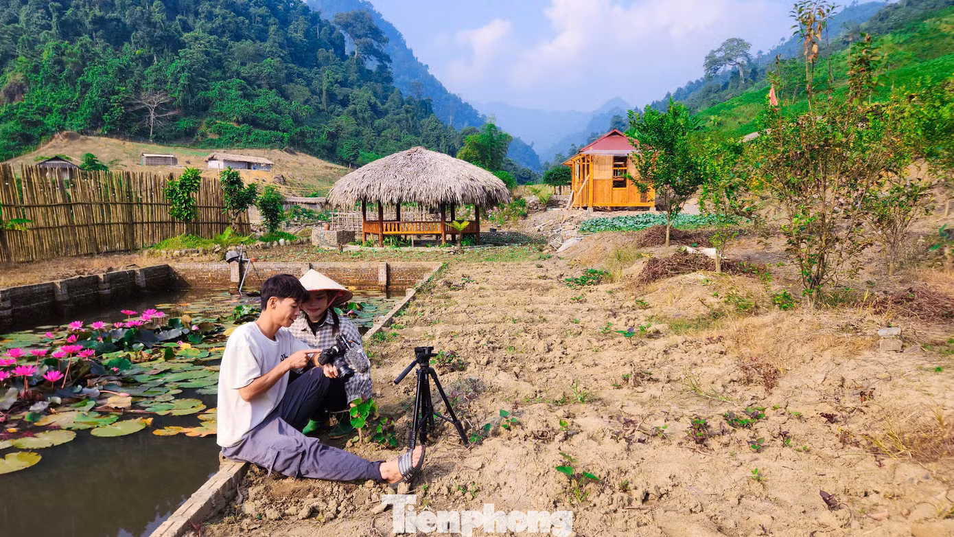 “Tôi khởi nghiệp với nguồn vốn ít ỏi. Hai vợ chồng rất vất vả, bỏ ra nhiều công sức để cải tạo vườn, đầu tư xây dựng chuồng trại. Thời gian đầu, do chưa có nhiều kinh nghiệm, lại thiếu kiến thức, vật nuôi nhiễm dịch bệnh, dẫn đến thua lỗ. Nhưng với quyết tâm, tôi vừa làm, vừa tự học hỏi thêm kỹ thuật trên internet để thay đổi cách chăn nuôi phù hợp với khí hậu, thổ nhưỡng”.