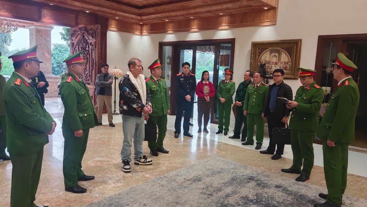 Cơ quan Cảnh sát điều tra, Công an tỉnh Phú Thọ đọc lệnh bắt đối tượng "Tuấn Trắng". Cơ quan Cảnh sát điều tra, Công an tỉnh Phú Thọ đọc lệnh bắt đối tượng "Tuấn Trắng".