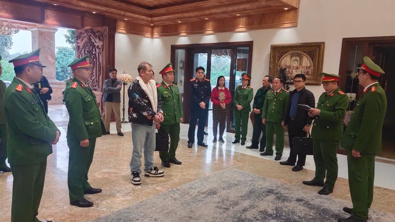 Cơ quan Cảnh sát điều tra, Công an tỉnh Phú Thọ đọc lệnh bắt đối tượng "Tuấn Trắng".