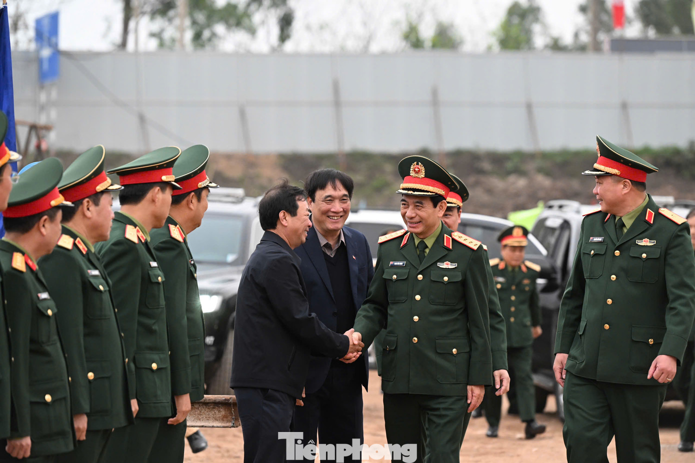 Đại tướng Phan Văn Giang thăm, động viên lực lượng thi công cầu Phong Châu. Ảnh: Ngô Việt Trung