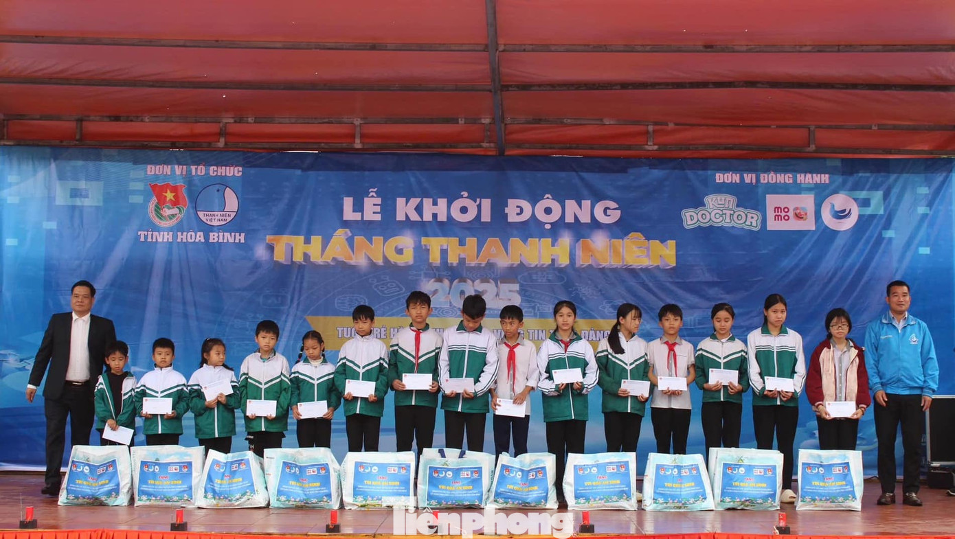 Tỉnh Đoàn Hòa Bình và nhà tài trợ trao quà đến các cháu học sinh nghèo vượt khó.