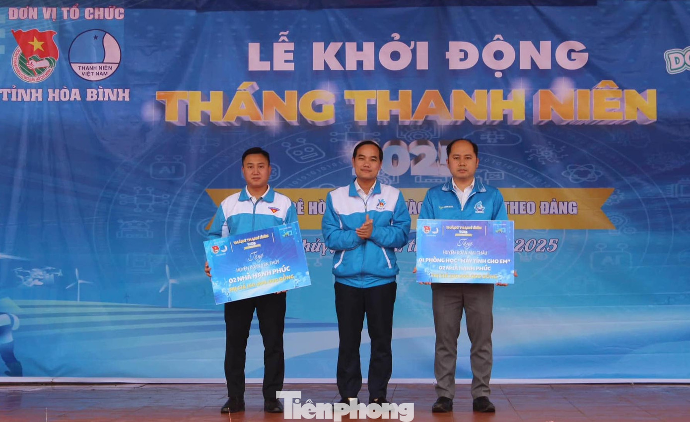 Lãnh đạo Tỉnh Đoàn Hòa Bình đã trao tặng nhà Nhân ái, nhà Hạnh phúc cho các địa phương.