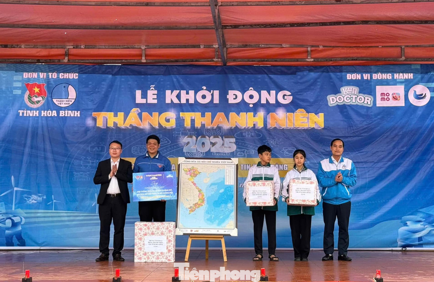 Tỉnh Đoàn Hòa Bình trao tặng bản đồ Việt Nam và khăn quàng đỏ cho Huyện Đoàn Lạc Thuỷ và khăn quàng đỏ cho các đội viên huyện Lạc Thuỷ.