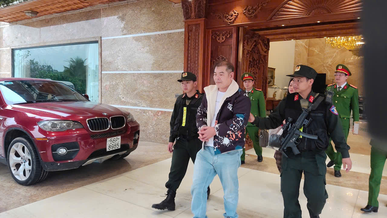 Đối tượng "Tuấn Trắng" bị chiến sĩ dẫn giải về nơi tạm giam. Đối tượng "Tuấn Trắng" bị chiến sĩ dẫn giải về nơi tạm giam.