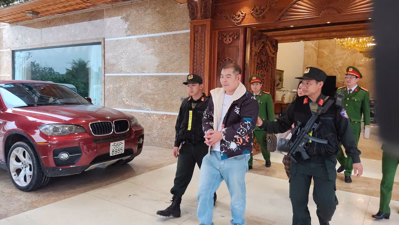 Đối tượng "Tuấn Trắng" bị chiến sĩ dẫn giải về nơi tạm giam.
